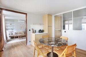 Residence in the center of Paris by Studio prestige