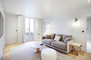Residence in the center of Paris by Studio prestige