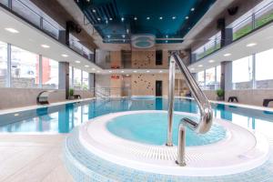 Bazén v ubytovaní Resort Apartamenty Klifowa Rewal 32 alebo v jeho blízkosti
