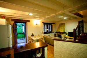 A kitchen or kitchenette at El Balcon del Horreo