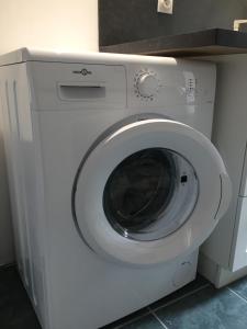 - un lave-linge et un sèche-linge blancs dans la chambre dans l'établissement L'Atelier - T1 près de la gare de Mulhouse, à Mulhouse