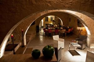 an archway in a restaurant with an apple on a table at Villa Athermigo in Gavalochori