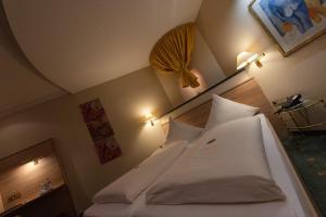 Postel nebo postele na pokoji v ubytování Hotel am Schloss