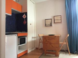 uma pequena cozinha com uma mesa e um micro-ondas em Studio Montgenèvre, 1 pièce, 2 personnes - FR-1-445-154 em Montgenèvre
