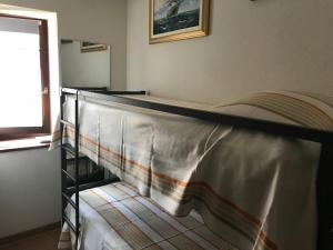 モンジェネヴルにあるAppartement Montgenèvre, 2 pièces, 6 personnes - FR-1-445-119のベッドフレーム付きの客室のベッド1台分です。