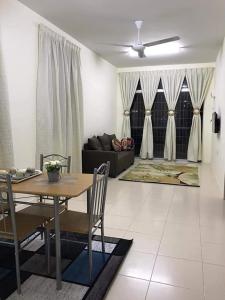 uma sala de estar com uma mesa e um sofá em Homestay AlFaruqi Gambang (2) em Gambang