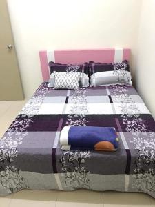 ガンバンにあるHomestay AlFaruqi Gambang (2)のベッド1台(白黒の毛布、枕付)