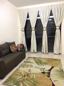 salon z kanapą i dywanem w obiekcie Homestay AlFaruqi Gambang (2) w mieście Gambang