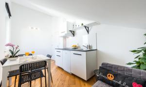 een keuken met witte kasten en een tafel en een bank bij Apartment Marilyn in Dubrovnik +35 foto's