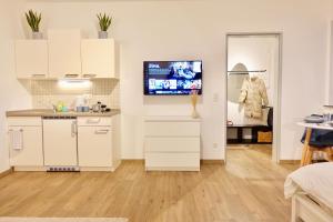 En TV eller et underholdningssystem på NEU - gemütliches und modernes Apartment mit Stellplatz