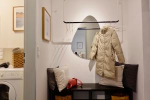 un manteau accroché à un porte-manteau dans une pièce dans l'établissement NEU - gemütliches und modernes Apartment mit Stellplatz, à Coblence