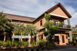 een gebouw met een bord dat de erfgoedtijd leest bij Vintage Villa Langkawi in Kuah