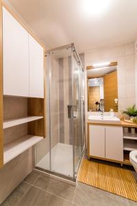 een badkamer met een douche en een wastafel bij Olimpijska kuća A.503 Jahorina in Jahorina
