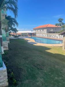 ein großer Pool in einem Hof mit einem Gebäude in der Unterkunft Mar e Sol Residencial em Jacuma PB in Conde