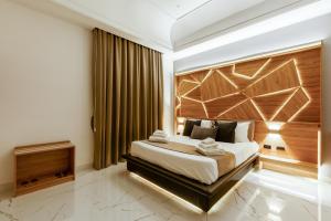 um quarto com uma cama grande e uma cabeceira em madeira em Sant'Angelo Suites em Nápoles