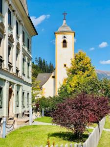 德哥米斯的住宿－Wildbach Chalet Turrach，一座建筑顶部有十字架的钟楼