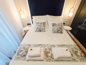 1 dormitorio con 1 cama con 2 almohadas en Premium Apartmani Banja Luka, en Banja Luka