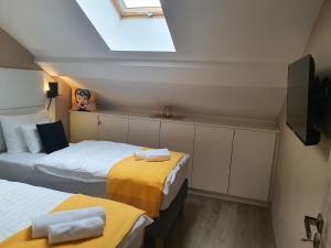Postel nebo postele na pokoji v ubytování Kaposvár Apartman