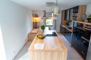 a kitchen with a wooden island with a bowl of fruit on it at Ferienwohnung Inspiratie in Steinbergkirche