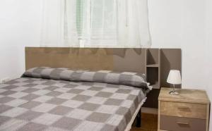 um quarto com uma cama, uma cómoda e uma janela em Bonito apartamento en Garrucha em Garrucha