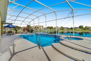 una grande piscina con tetto in vetro di Formosa Elegance a Orlando