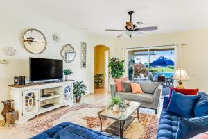 un soggiorno con mobili blu e TV a schermo piatto di Formosa Elegance a Orlando