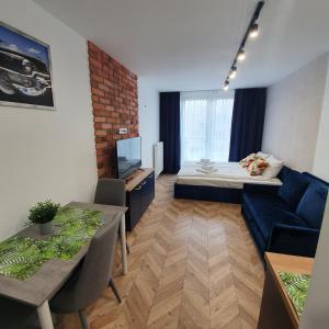 mały salon z łóżkiem i kanapą w obiekcie Ice Apartments w Krakowie