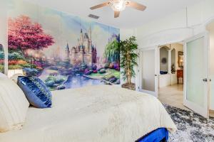 una camera da letto con un murale del castello di Formosa Elegance a Orlando