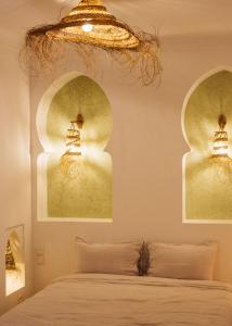 Un pat sau paturi într-o cameră la Riad Nanou - Private Riad with Pool & Rooftop