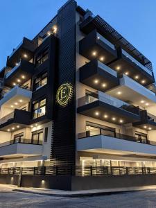 un edificio con un logotipo en su lateral en LUX&EASY Athens Downtown Apartments, en Atenas