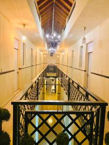 un couloir vide avec bancs dans un bâtiment dans l'établissement RIG Casa Conde, à Saint-Domingue