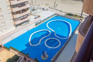 una vista aérea de una piscina en un edificio en Topacio i 25c, en Calpe