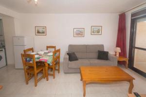 uma sala de estar com um sofá e uma mesa em Topacio i 25c em Calpe