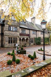 un edificio con una luz de la calle delante de él en The Pine Marten by Innkeeper's Collection en Harrogate