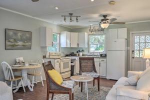 uma cozinha e sala de estar com um sofá e uma mesa em Cozy Crystal Beach Cottage Walk to Shoreline em Crystal Beach