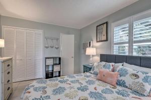 A bed or beds in a room at Cozy Crystal Beach Cottage Walk to Shoreline