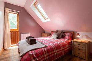 Giường trong phòng chung tại The Beeches Studio, Highlands of Scotland