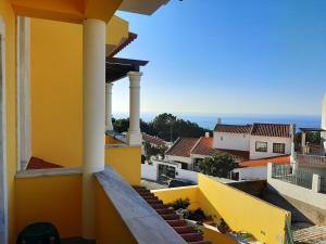 een uitzicht vanaf het balkon van een huis bij MARIA INÊS HOUSE in Nazaré
