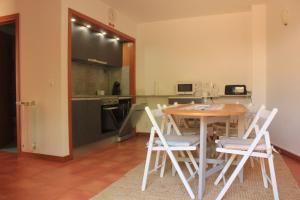 kuchnia ze stołem i krzesłami w pokoju w obiekcie Meiros House Tourism and Nature w mieście Amares