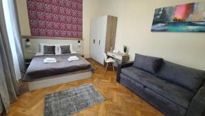 um quarto com uma cama e um sofá em DeMar Apart Herzena em Lviv