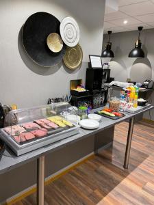 un buffet con carne y otros alimentos en un mostrador en Thunor B&B en Skellefteå