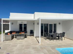 Zdjęcie z galerii obiektu Villa Ashdene - luxury modern villa with large heated pool wifi uk tv bar & BBQ w mieście Playa Blanca