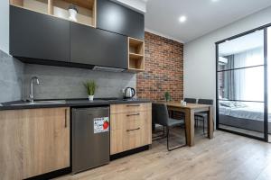 a kitchen with a table and a bed in a room at Атмосферні 4 квартирина поряд, 5 станція фонтану, з власним балконом fainorent in Odesa
