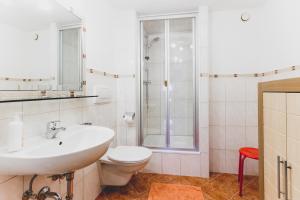 Koupelna v ubytování Haus Kathrein + 33 fotografií