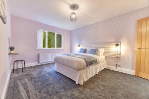 een slaapkamer met een groot bed en een raam bij Host & Stay - Highfield in Newton on the Moor