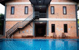 um edifício com piscina em frente a um edifício em Vintage Villa Langkawi em Kuah