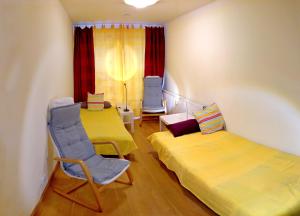 デュッセルドルフにあるCity-Apartment 65qm 2-Schlafzimmer WLAN Nichtraucher Parkenのベッド2台と椅子、窓が備わる客室です。