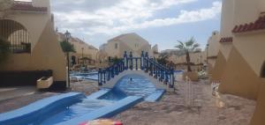 Bazén v ubytovaní Mareverde vista mare con tres piscinas alebo v jeho blízkosti + 8 fotografií