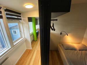 1 dormitorio con litera y ventana en Broncks Apartment 4, en Tórshavn