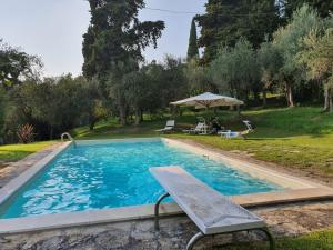 Bazén v ubytovaní La Migliana by Nicola Real Estate alebo v jeho blízkosti